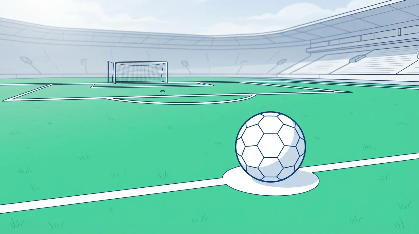 Fußball auf grünem Rasen nahe dem markierten Elfmeterpunkt